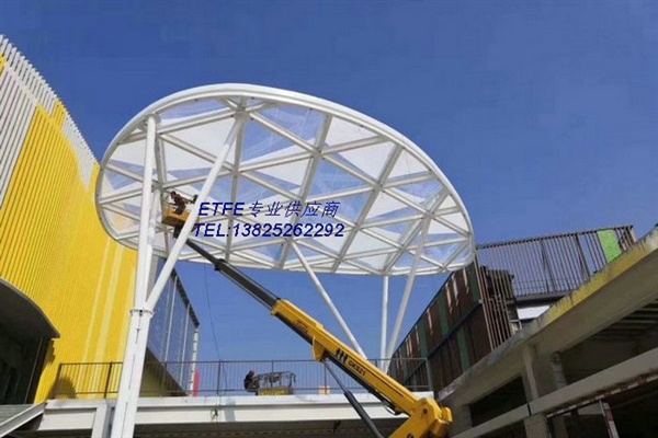ETTFE膜材在广东省新建游泳馆屋面系统中的异形设计与施工报价策略
